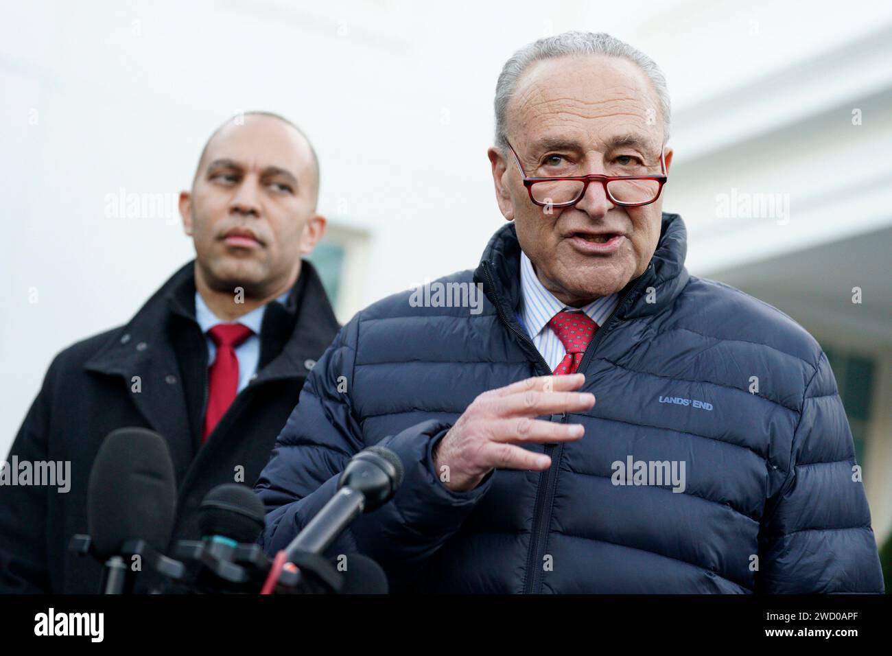 Washington, Stati Uniti. 17 gennaio 2024. Il leader democratico della camera Hakeem Jeffries (L) e il leader della maggioranza del Senato Chuck Schumer (D-NY) parlano ai media dopo un incontro con il presidente Joe Biden e i leader del Congresso sul sostegno all'Ucraina e al confine meridionale degli Stati Uniti alla Casa Bianca di Washington mercoledì 17 gennaio 2024. Foto di Yuri Gripas/UPI Credit: UPI/Alamy Live News Foto Stock
