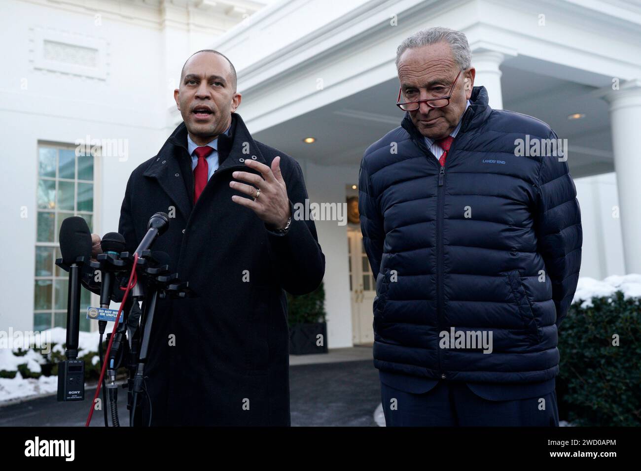 Washington, Stati Uniti. 17 gennaio 2024. Il leader democratico della camera Hakeem Jeffries (L) e il leader della maggioranza del Senato Chuck Schumer (D-NY) parlano ai media dopo un incontro con il presidente Joe Biden e i leader del Congresso sul sostegno all'Ucraina e al confine meridionale degli Stati Uniti alla Casa Bianca di Washington mercoledì 17 gennaio 2024. Foto di Yuri Gripas/UPI Credit: UPI/Alamy Live News Foto Stock