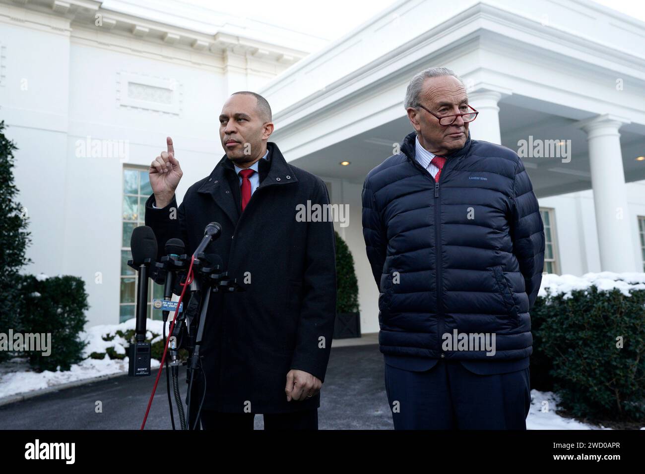 Washington, Stati Uniti. 17 gennaio 2024. Il leader democratico della camera Hakeem Jeffries (L) e il leader della maggioranza del Senato Chuck Schumer (D-NY) parlano ai media dopo un incontro con il presidente Joe Biden e i leader del Congresso sul sostegno all'Ucraina e al confine meridionale degli Stati Uniti alla Casa Bianca di Washington mercoledì 17 gennaio 2024. Foto di Yuri Gripas/UPI Credit: UPI/Alamy Live News Foto Stock
