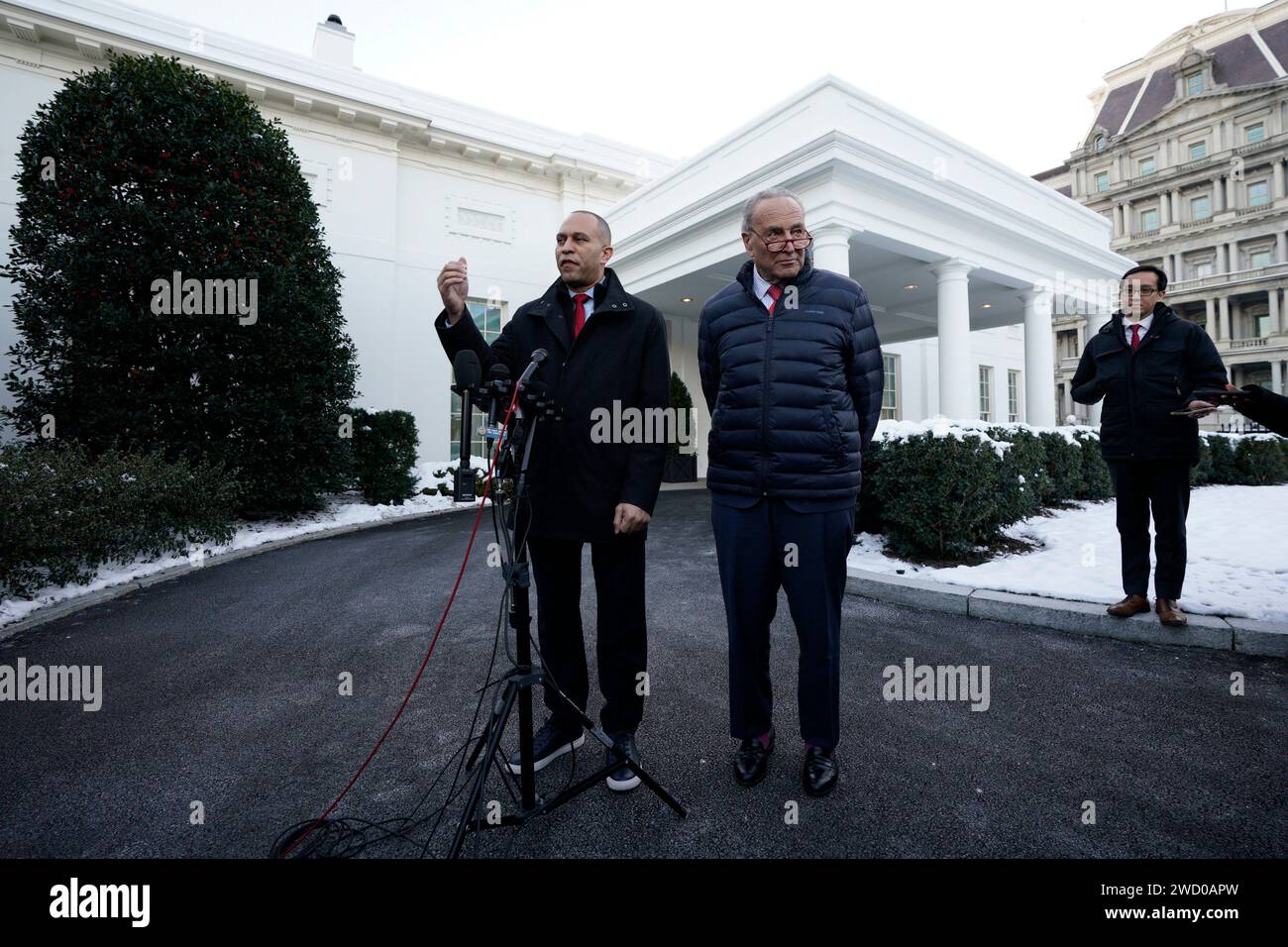 Washington, Stati Uniti. 17 gennaio 2024. Il leader democratico della camera Hakeem Jeffries (L) e il leader della maggioranza del Senato Chuck Schumer (D-NY) parlano ai media dopo un incontro con il presidente Joe Biden e i leader del Congresso sul sostegno all'Ucraina e al confine meridionale degli Stati Uniti alla Casa Bianca di Washington mercoledì 17 gennaio 2024. Foto di Yuri Gripas/UPI Credit: UPI/Alamy Live News Foto Stock