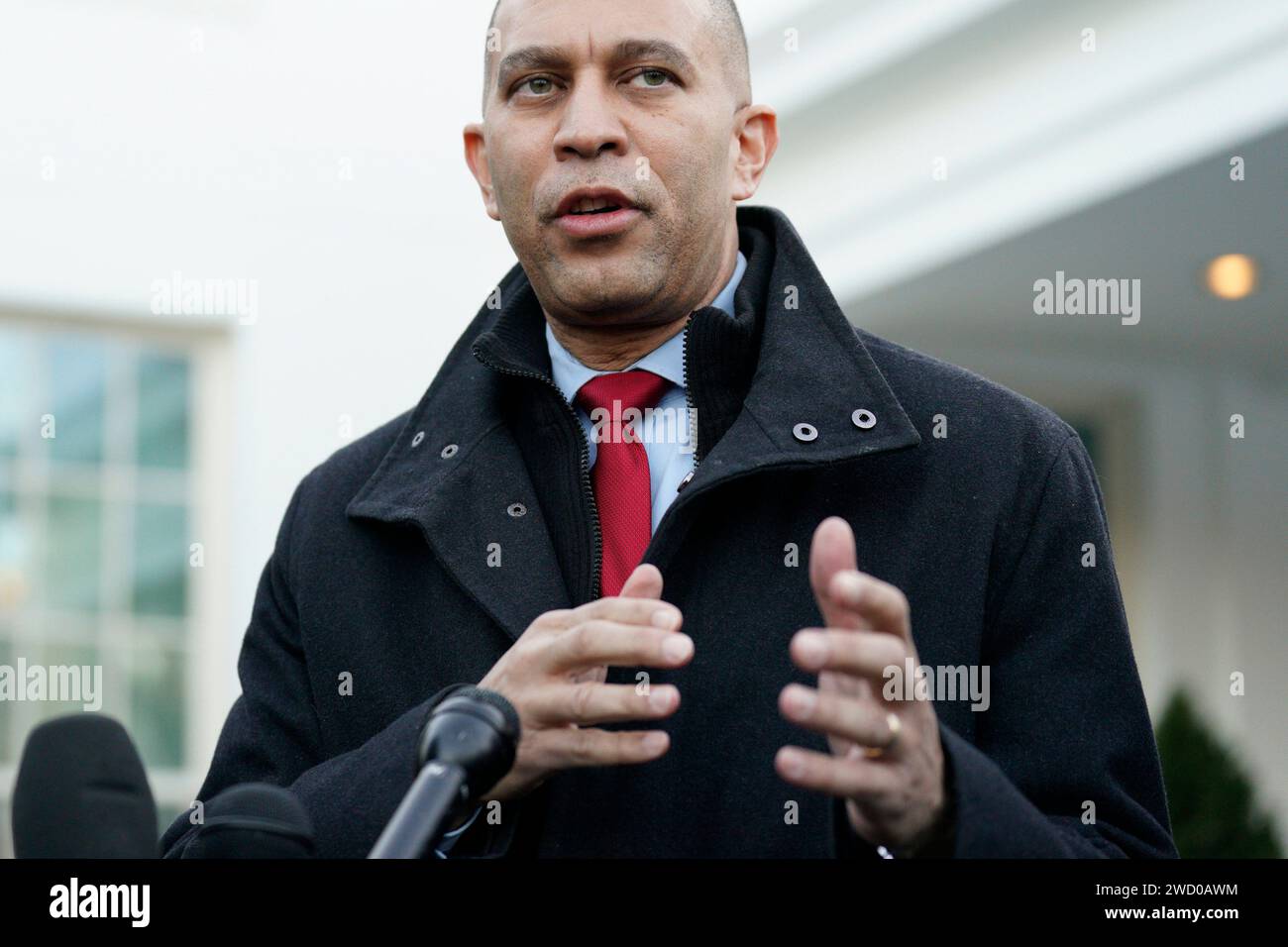 Washington, Stati Uniti. 17 gennaio 2024. Il leader democratico della camera Hakeem Jeffries (L) parla dopo un incontro con il presidente Joe Biden e i leader del Congresso sul sostegno all'Ucraina e al confine meridionale degli Stati Uniti alla Casa Bianca di Washington mercoledì 17 gennaio 2024. Foto di Yuri Gripas/UPI Credit: UPI/Alamy Live News Foto Stock