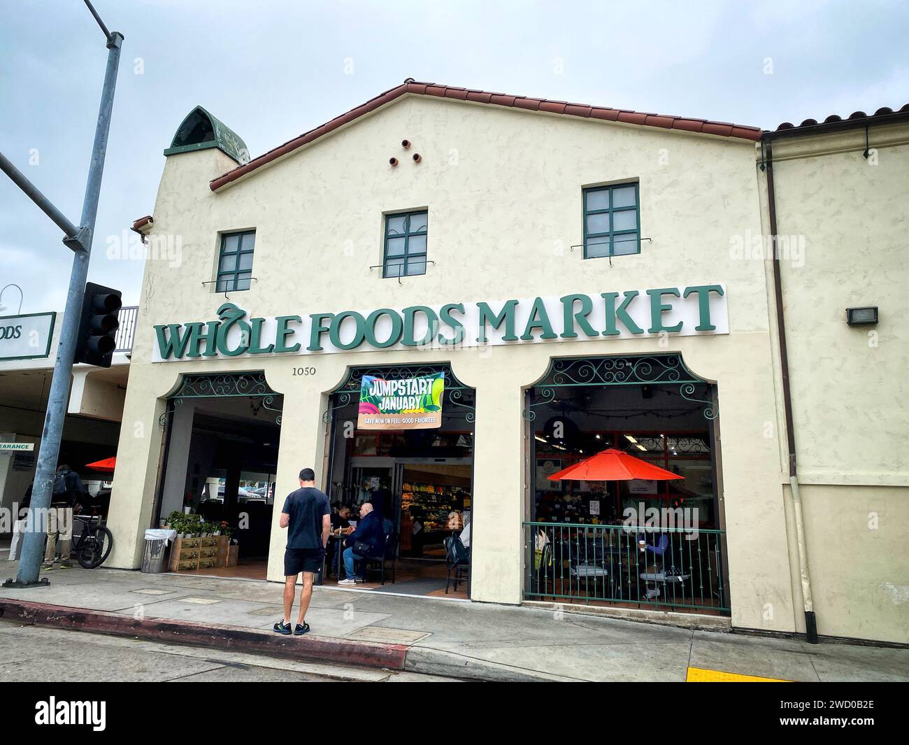 Whole Foods Market a Westwood, Los Angeles, California, con stucco in stile missione e architettura in terracotta Foto Stock