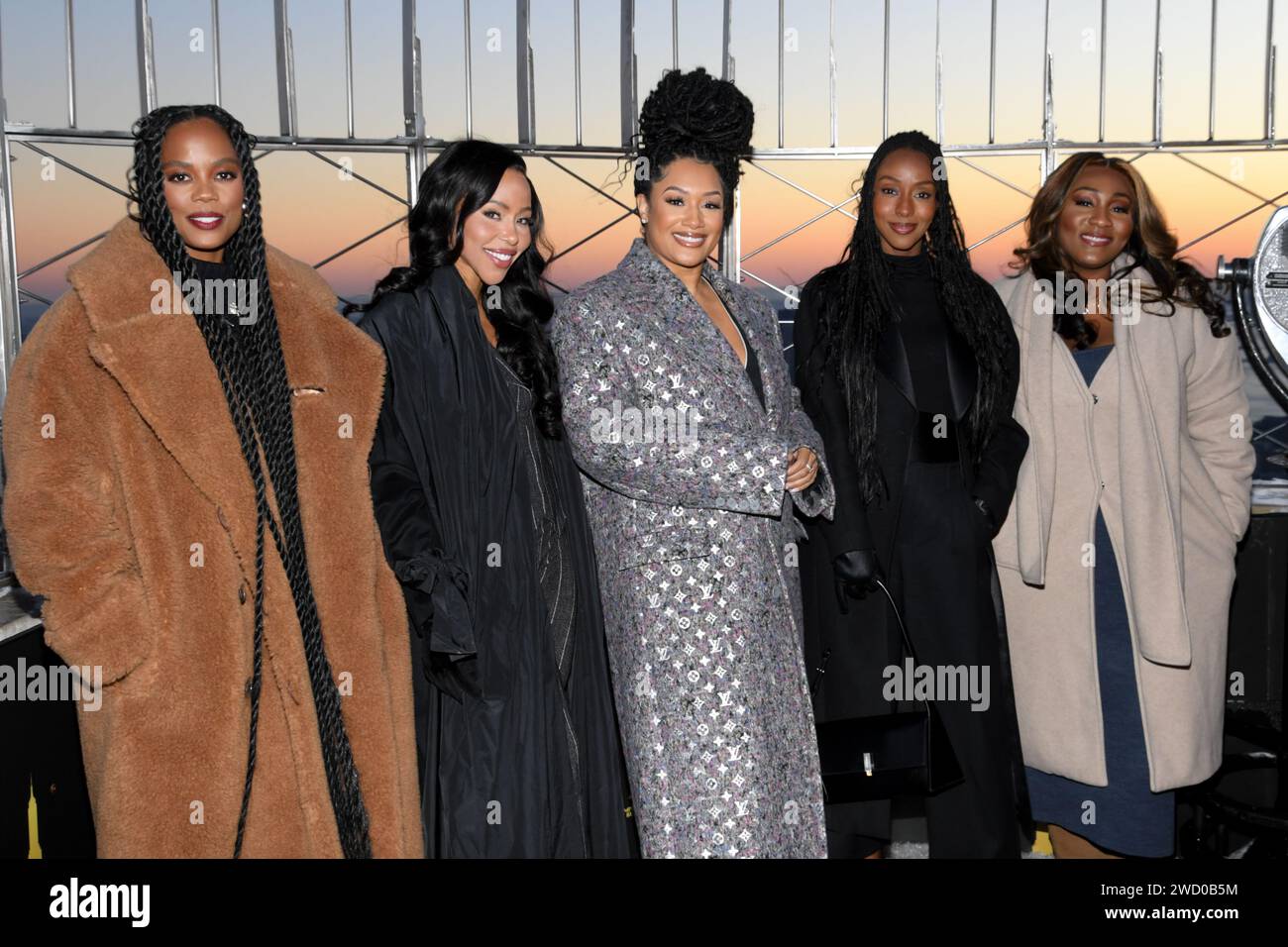 New York, USA. 17 gennaio 2024. Novi Brown, KJ Smith, Crystal Renee Hayslett, Ebony Obsidian e Mignon Von - il cast di "Tyler Perry's Sistas" visita l'Empire State Building a New York, NY il 17 gennaio 2024. (Foto di Efren Landaos/Sipa USA) credito: SIPA USA/Alamy Live News Foto Stock