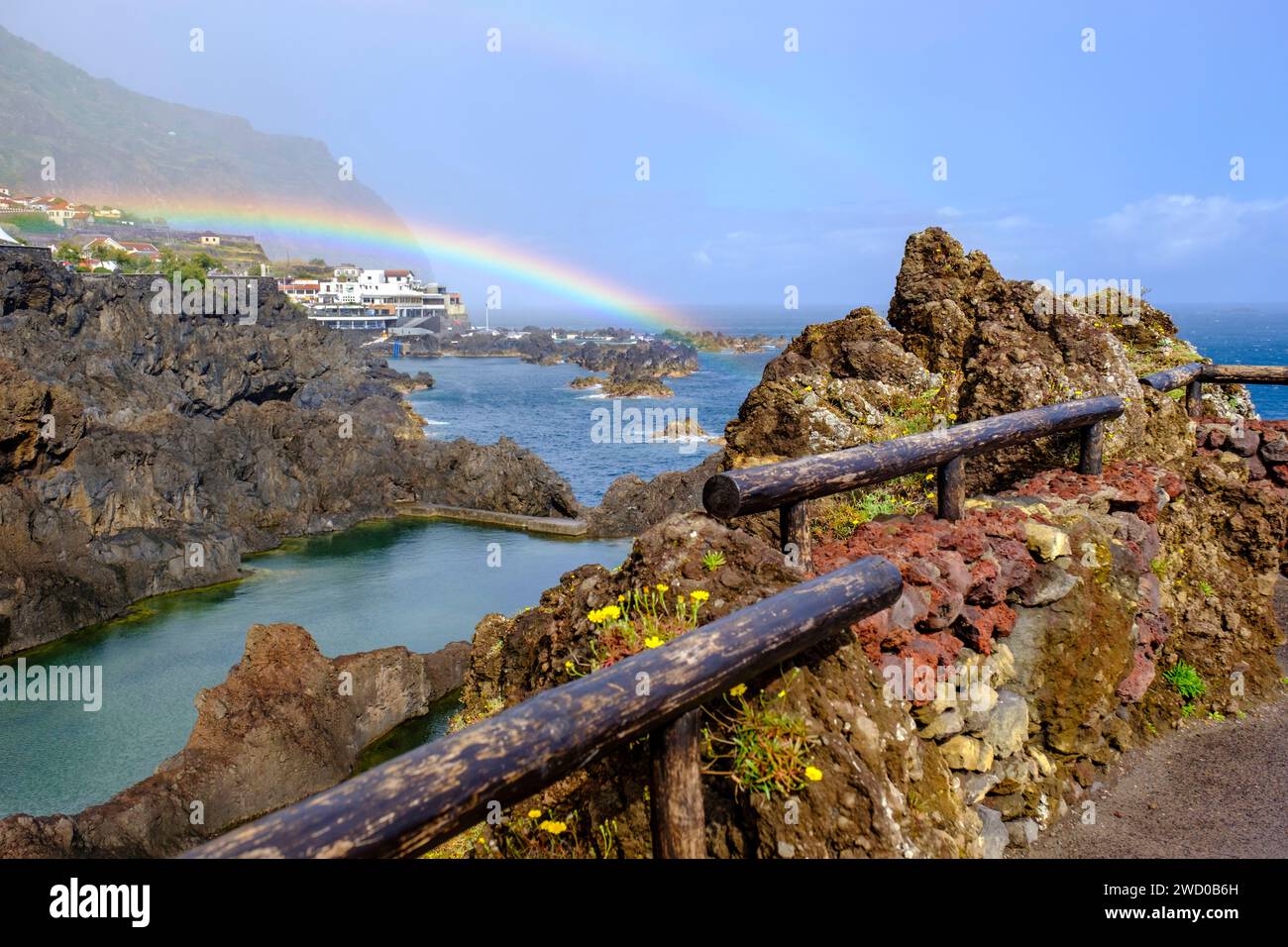 Piscine naturali di lava, vista mare, arcobaleno sull'oceano di Porto Moniz, piscina marina, costa rocciosa settentrionale dell'isola di Madeira, Portogallo Foto Stock