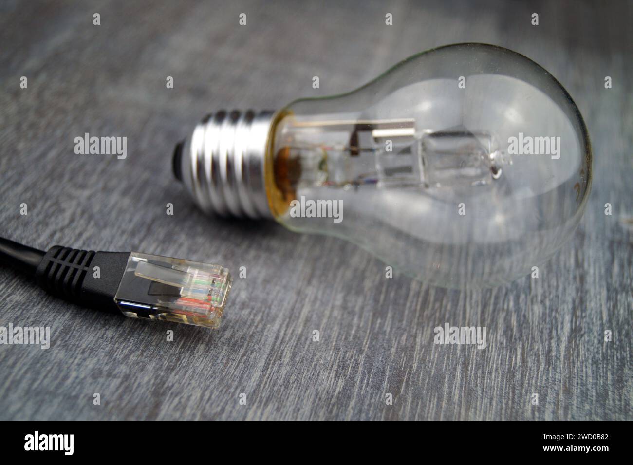 Spina di rete e lampadina, immagine simbolica per la casa intelligente Foto Stock