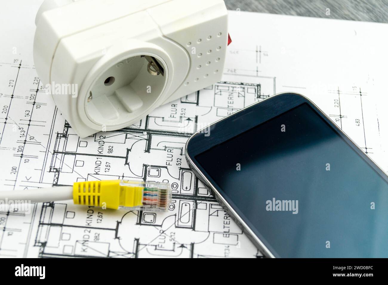 Adattatore presa con interruttore, smartphone e spina di rete su disegno di costruzione, immagine simbolica per Smart Home Foto Stock