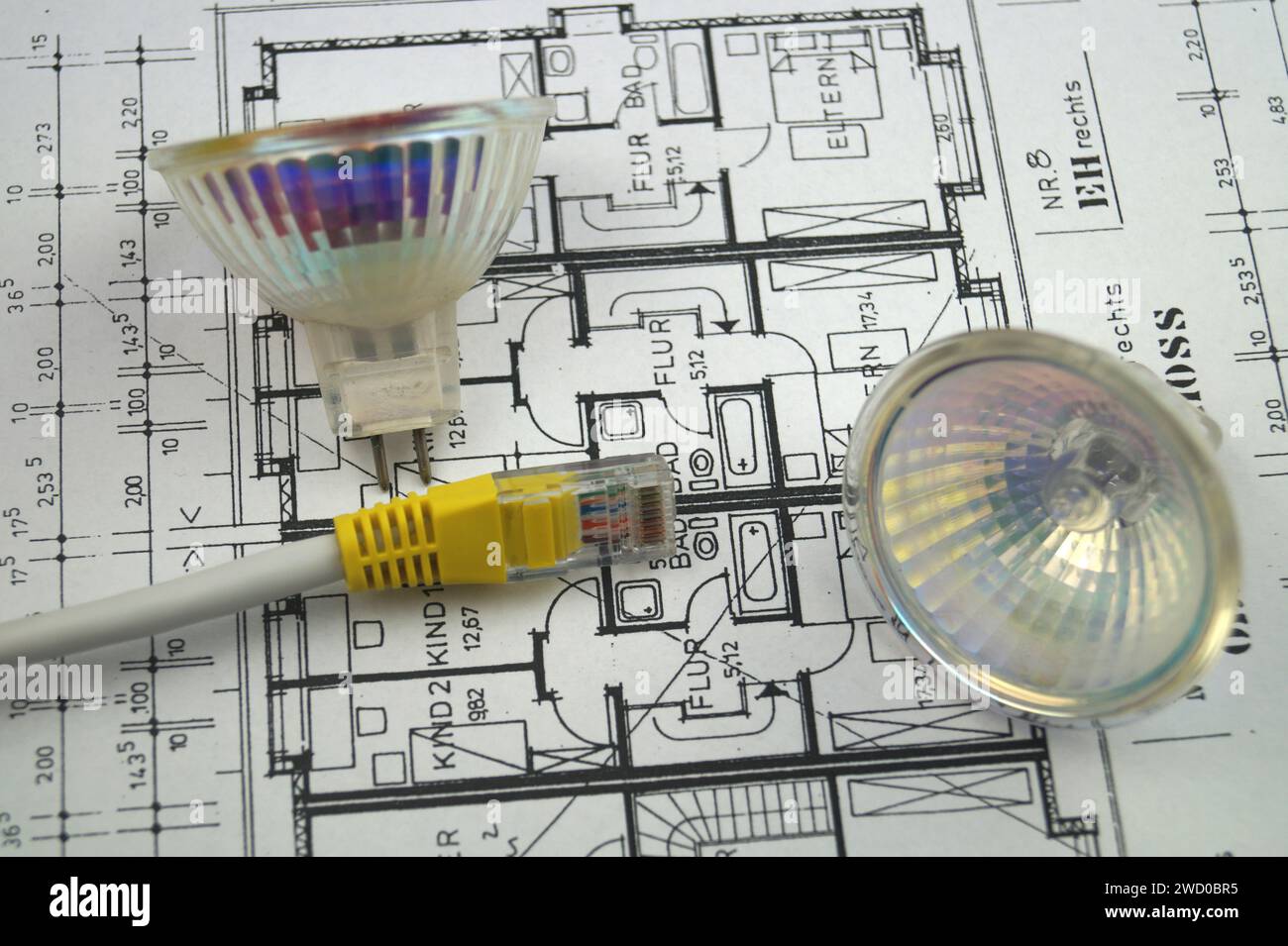 Lampade a riflettore e cavo di rete sul disegno costruttivo, immagine simbolica per Smart Home Foto Stock
