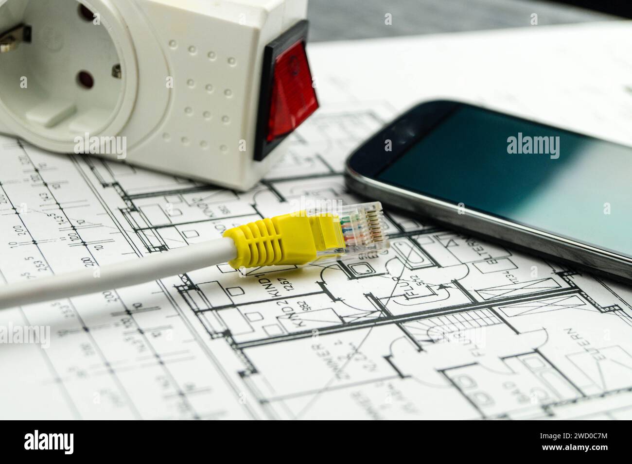 Adattatore presa con interruttore, smartphone e spina di rete su disegno di costruzione, immagine simbolica per Smart Home Foto Stock
