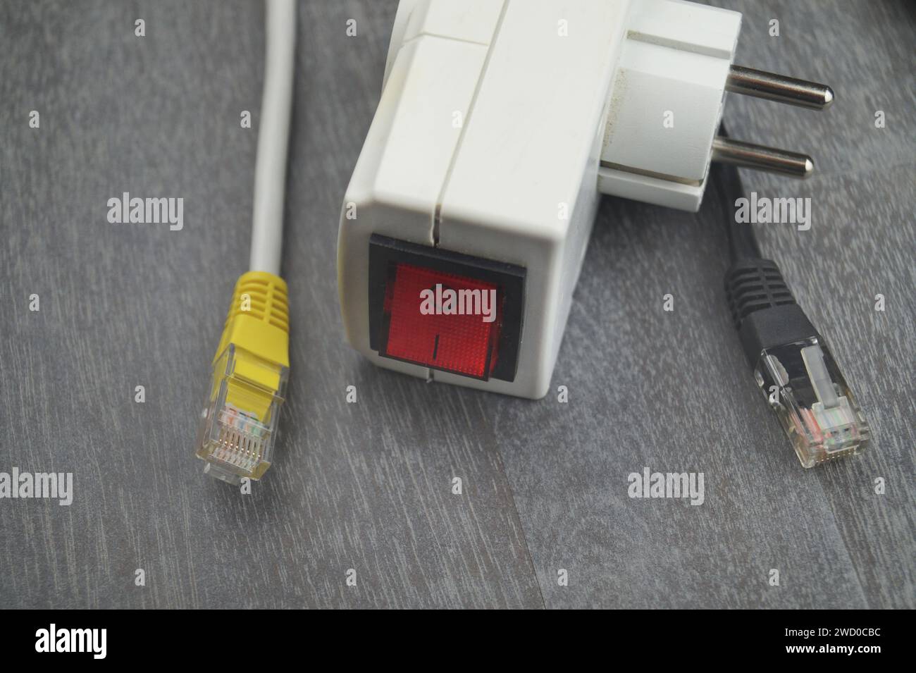 Adattatore presa con interruttore e spina di rete, immagine simbolica per Smart Home Foto Stock