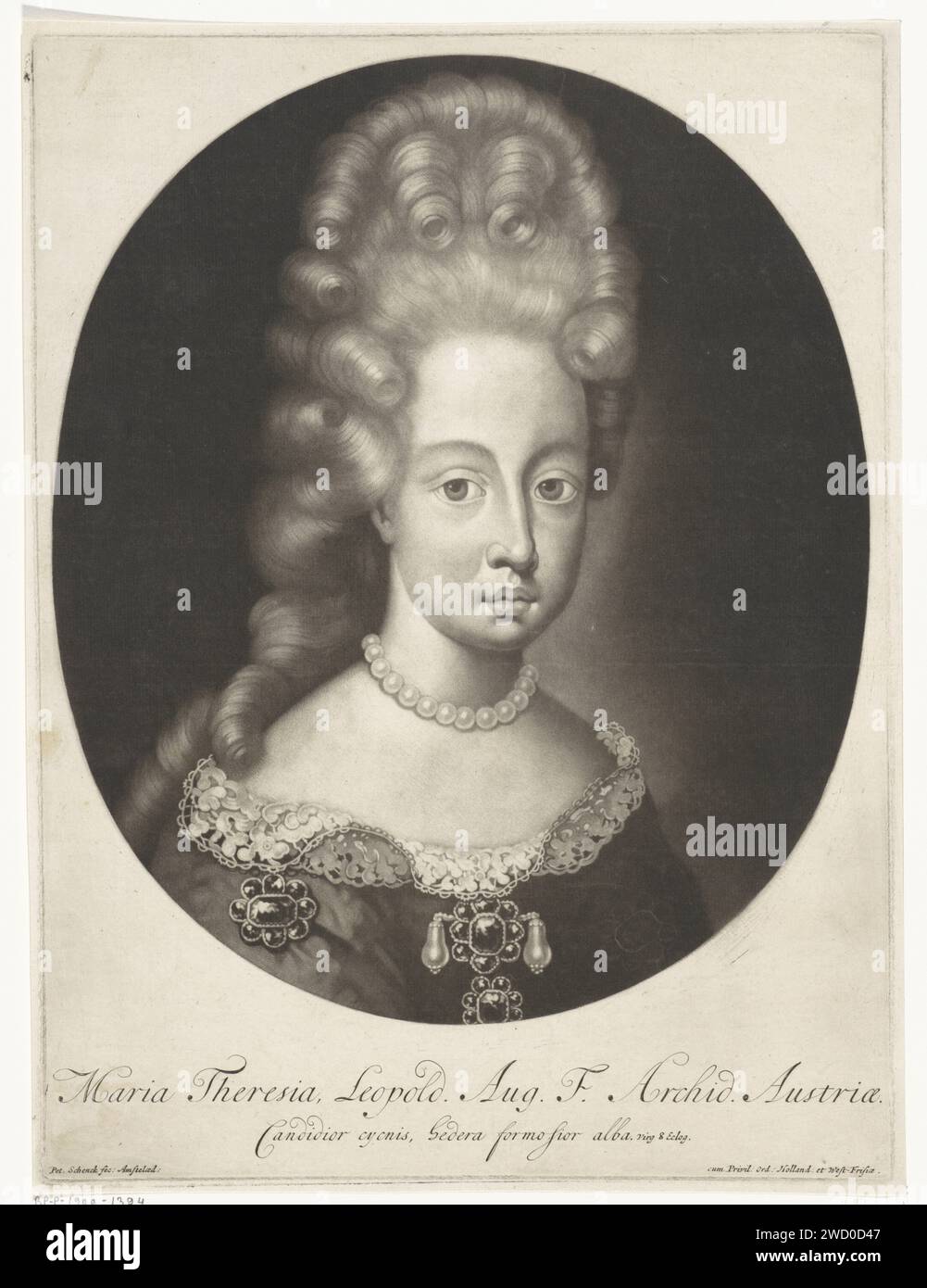Ritratto di Maria Theresia, Regina di Francia, Pieter Schenk (i), 1670 - 1713 stampa Amsterdam carta incisione perla; collana di perle (+ abiti da donna) Foto Stock