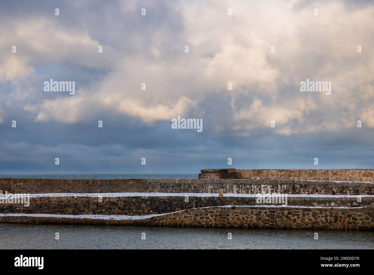 17 gennaio 2024. Portsoy, Aberdeenshire, Scozia. Questo è il porto di Portsoy che segue tempeste di neve e un cielo tempestoso. E' qui che e' finita la Peaky BLI Foto Stock