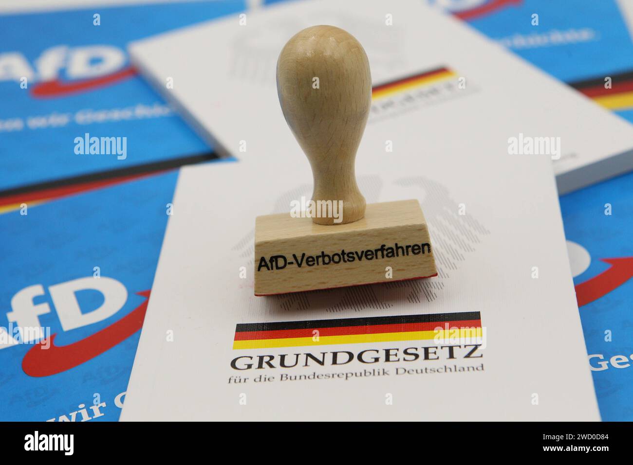 Ein Stempel mit dem Aufdruck AfD-Verbotsverfahren liegt auf dem Grundgesetz der Bundesrepublik Deutschland. Symbolbild/Symbolfoto. Osdorf Hamburg *** Un francobollo con la scritta AfD Verbotsverfahren AfD Ban procedure on the Basic Law of the Federal Republic of Germany immagine simbolo foto Osdorf Hamburg Foto Stock