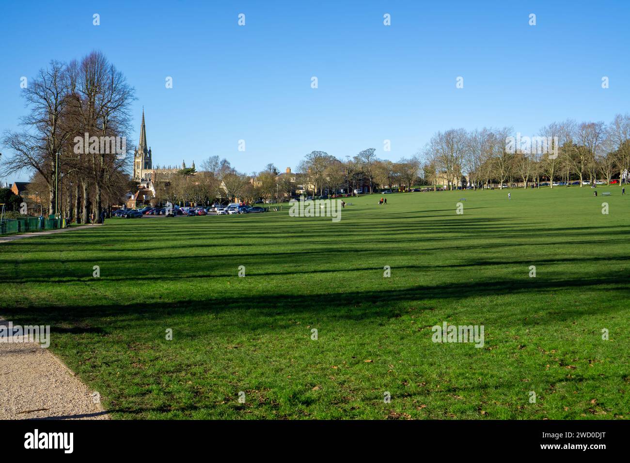 Una soleggiata scena invernale a Saffron Walden, in Inghilterra, con la guglia comune e l'iconica chiesa di St. Mary Foto Stock