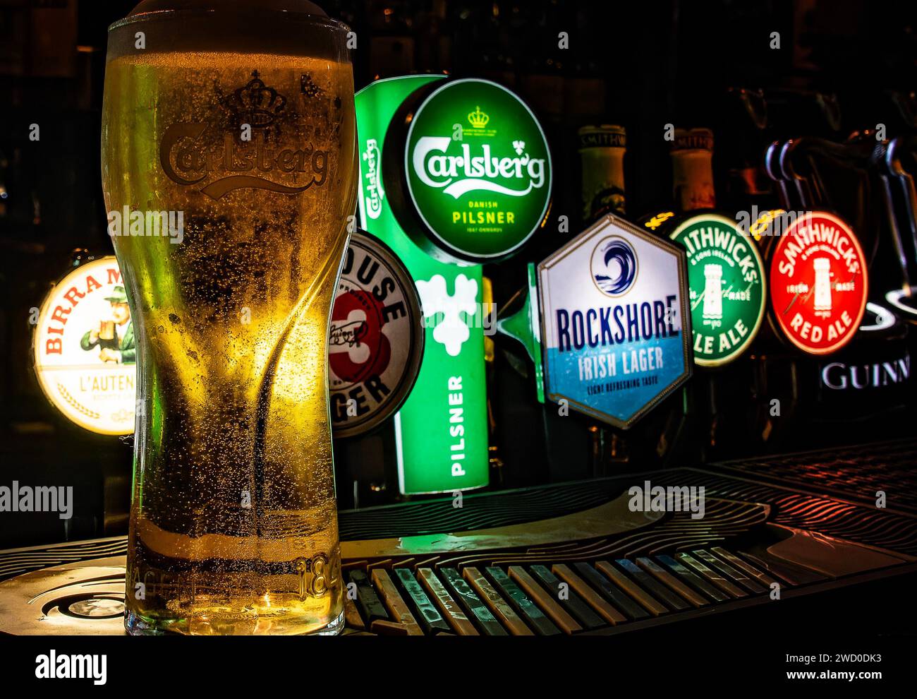 Una pinta si trova al bar in un pub irlandese. Foto Stock