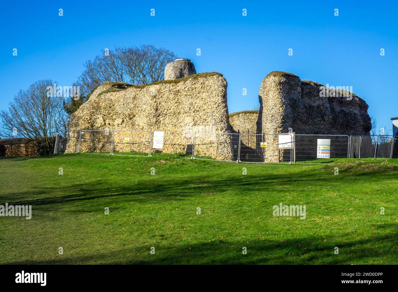 Rovine del castello di Walden recintate per manutenzione Foto Stock