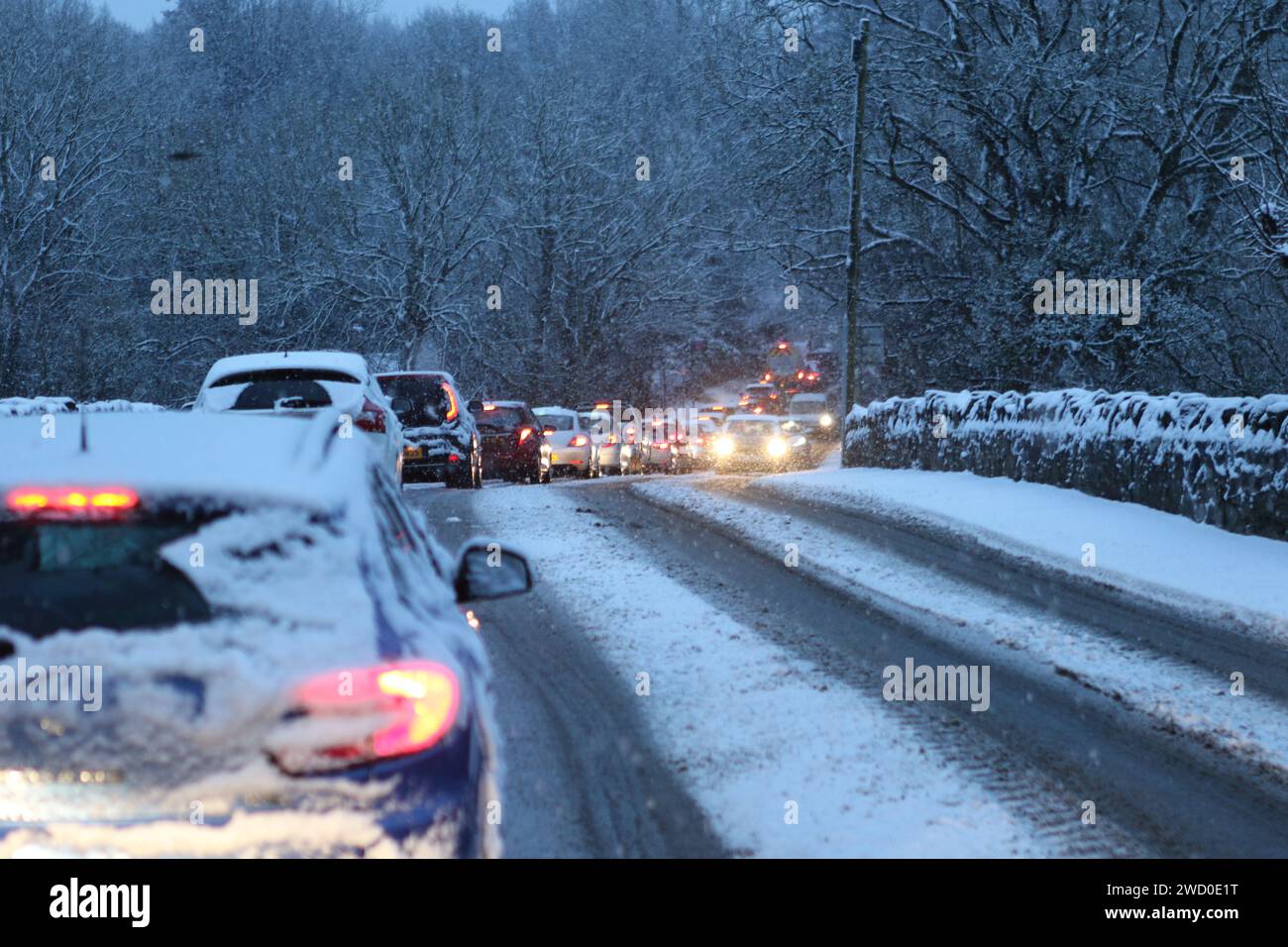 Le auto che viaggiano verso Belfast siedono nel traffico sulla neve martedì 16 gennaio 2024 Foto Stock