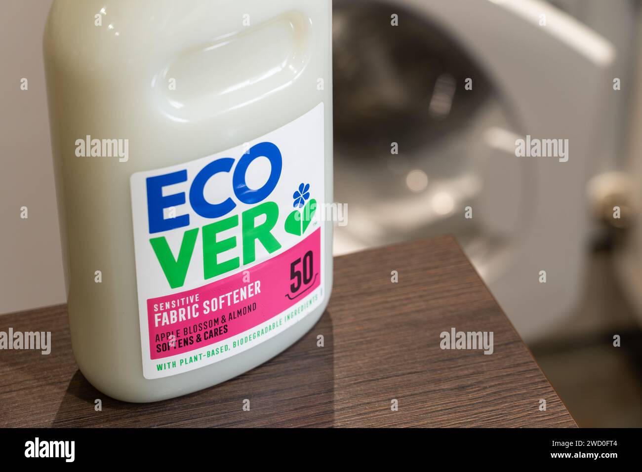Addolcitore per tessuti con ingredienti biodegradabili a base vegetale di Ecover, un'azienda belga che produce prodotti per la pulizia ecologicamente sani. REGNO UNITO Foto Stock Addolcitore per tessuti con ingredienti biodegradabili a base vegetale di Ecover, un'azienda belga che produce prodotti per la pulizia ecologicamente sani. REGNO UNITO Foto Stock