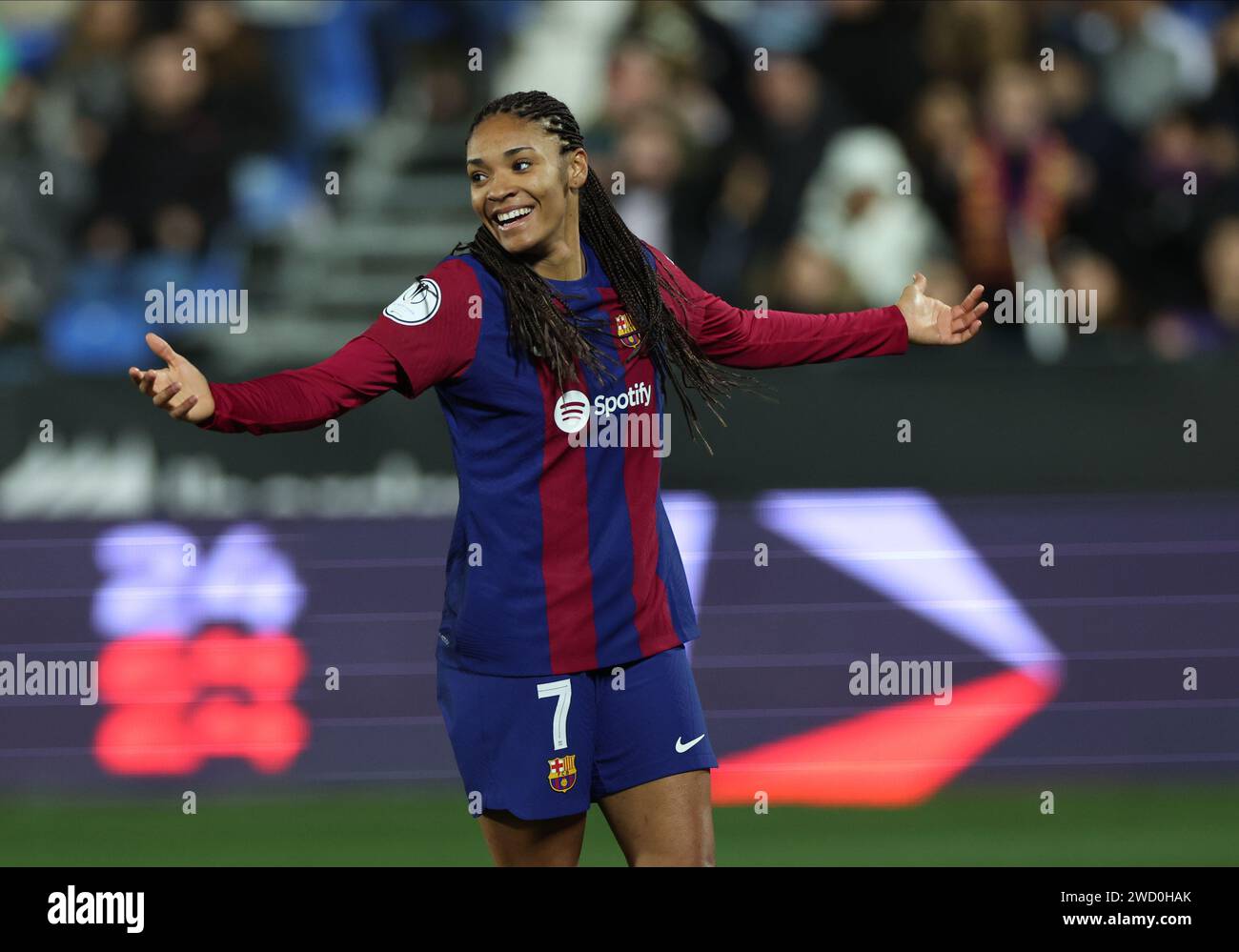 Leganes, Spagna. 17 gennaio 2024. Salma Paralluelo di Barcellona celebra il suo sideÕs gol durante la partita Barcellona FC vs Real Madrid FC della seconda semifinale di Super Cup femminile spagnola all'Estadio Municipal de Butarque. Credito: Isabel Infantes/Empics/Alamy Live News Foto Stock