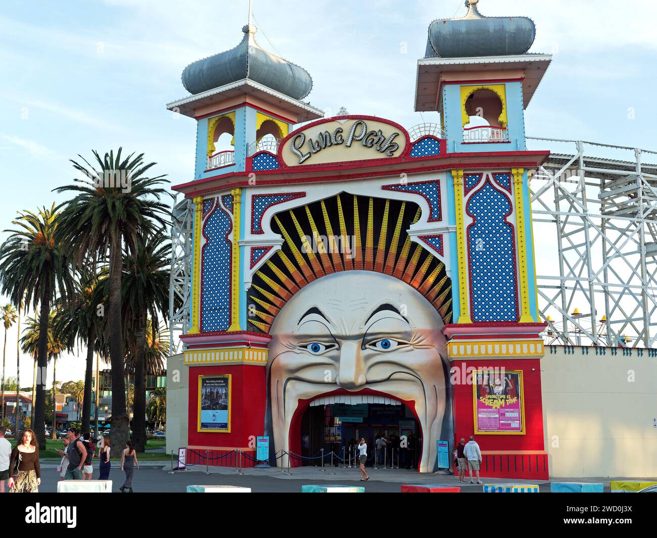 Vista della famosa entrata alla bocca del Luna Park Melbourne, parco divertimenti a St Kilda, Melbourne, Victoria, Australia Foto Stock