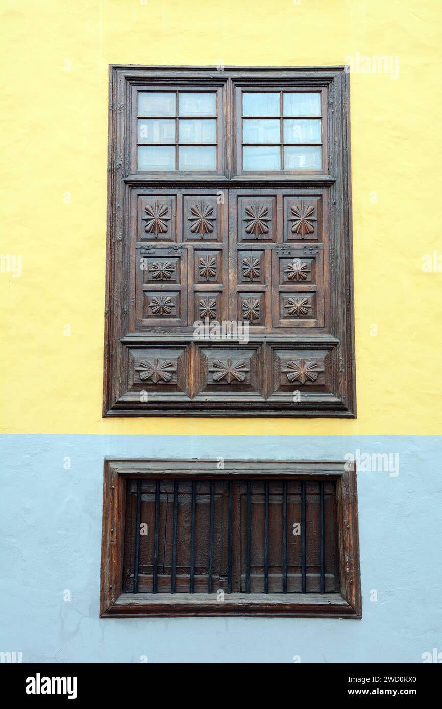 Finestre con serrature in legno all'esterno o una vecchia casa nella città di la Oratova, a Tenerife, Isole Canarie, Spagna. Foto Stock