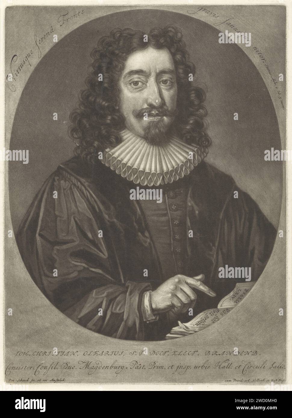 Ritratto di Johann Christian Olearius, Pieter Schenk (i), 1670 - 1713 stampa il teologo Johann Christian Olearius, punta a una pagina di un libro. Teologo dell'incisione su carta di Amsterdam. libro Foto Stock