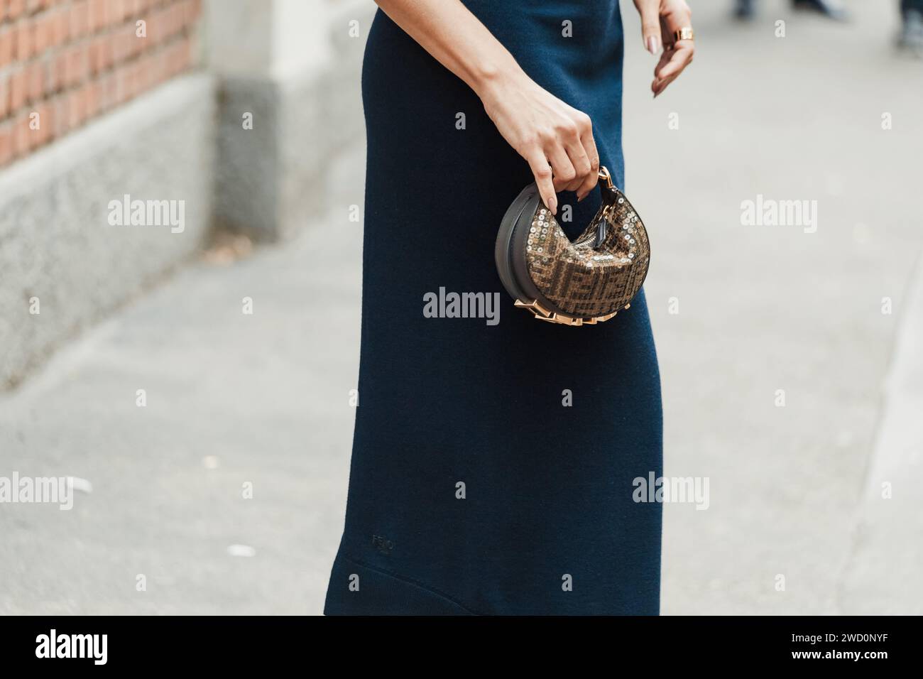 Dettagli della moda all'esterno della sfilata Fendi durante la settimana della moda di Milano abbigliamento donna Primavera/Estate 2024. Foto Stock