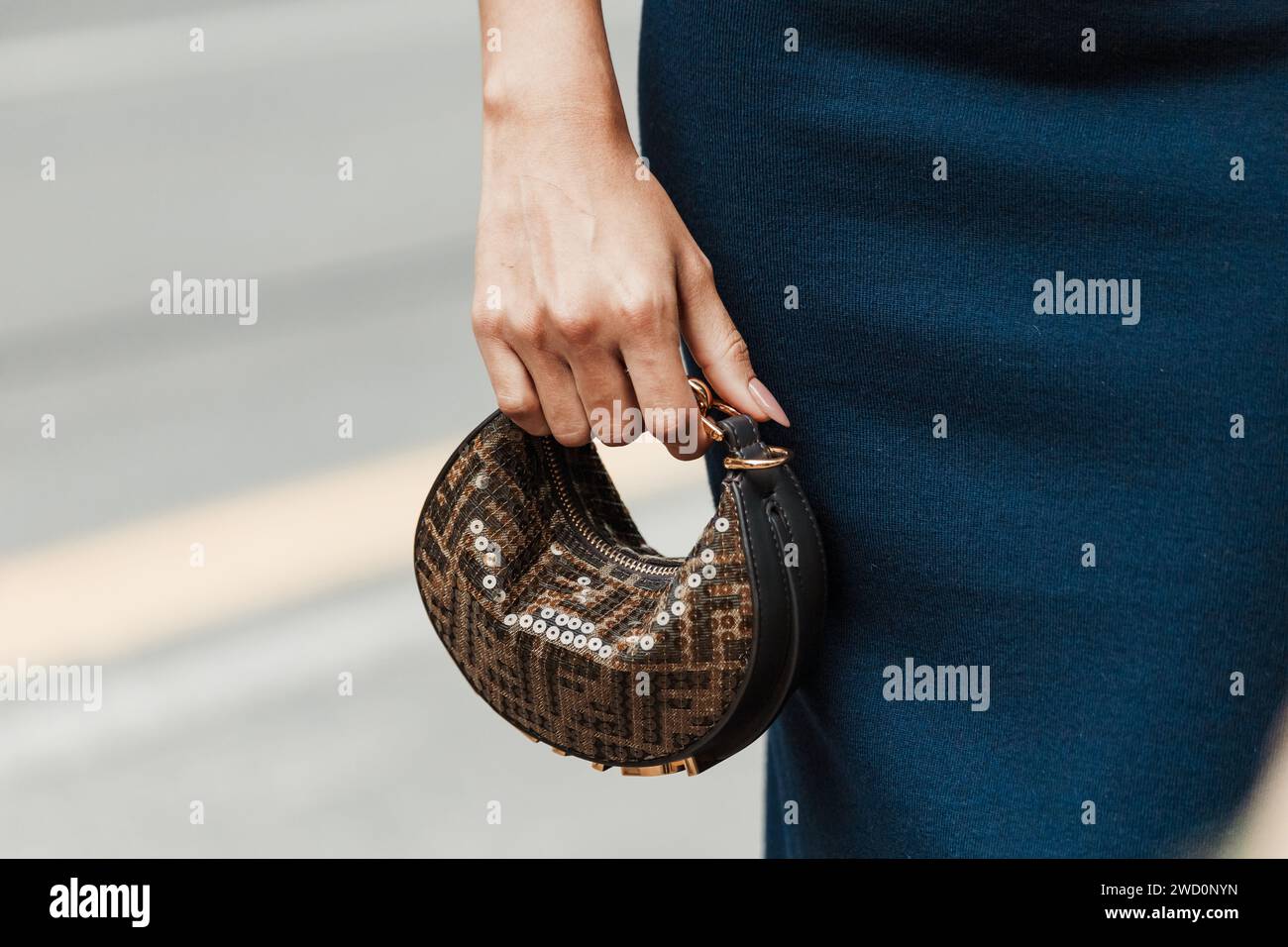 Dettagli della moda all'esterno della sfilata Fendi durante la settimana della moda di Milano abbigliamento donna Primavera/Estate 2024. Foto Stock