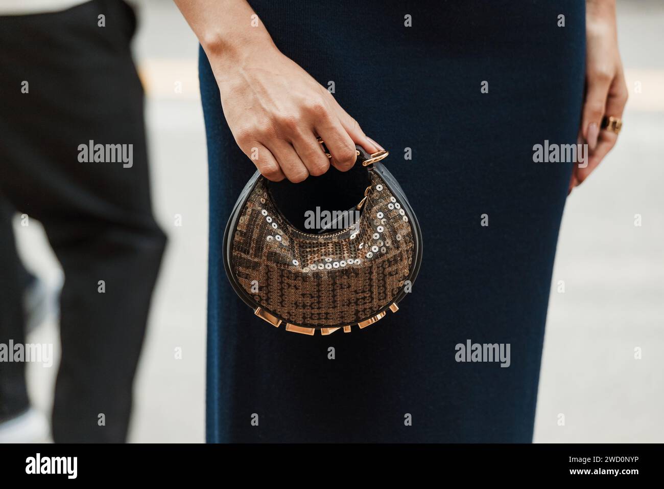 Dettagli della moda all'esterno della sfilata Fendi durante la settimana della moda di Milano abbigliamento donna Primavera/Estate 2024. Foto Stock