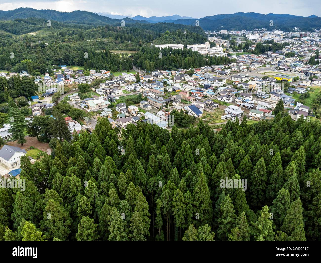 Città di Yokote, piccola città, paese, piedi di montagne, droni aerei, Akita, Tohoku, Giappone, Asia orientale, Asia Foto Stock