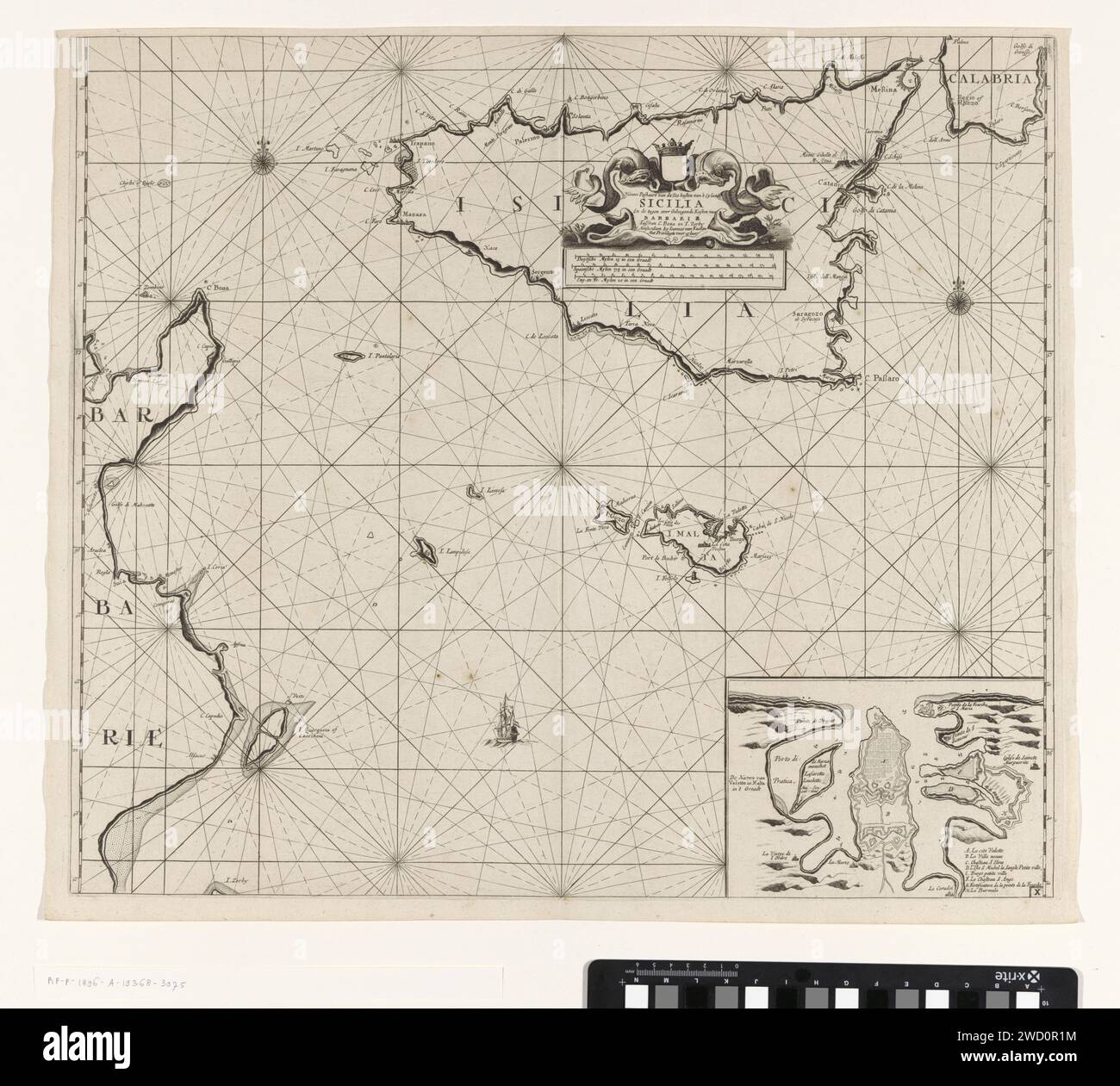 Mappa delle isole della Sicilia e di Malta e parte della costa tunisina, anonima, 1682 - 1803 cartina delle isole della Sicilia e di Malta e di parte della costa tunisina, con una scommessa dal porto di Valletta a Malta, con due rose di bussola, il nord è sopra. Al centro del titolo, l'indirizzo dell'editore e la scala, mostrati in tedesco, spagnolo e inglese o miglia francesi (scala: c. 1: 900.000), decorati con due pesci. Amsterdam carta incisione / incisione pesci Tunisia. Sicilia. Malta Foto Stock