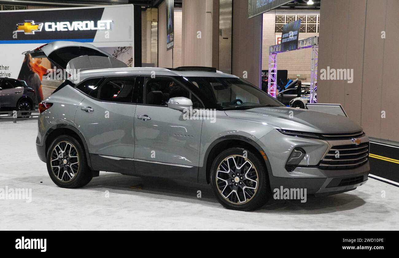 Philadelphia, Pennsylvania, U.S.A - 14 gennaio 2024 - il colore argento del nuovo SUV sportivo di medie dimensioni Chevrolet Blazer del 2024 Foto Stock
