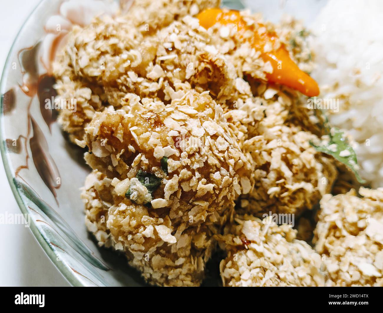 Nasi Ayam Gandum o pollo alla farina di grano con riso su un piatto. Primo piano. Foto Stock