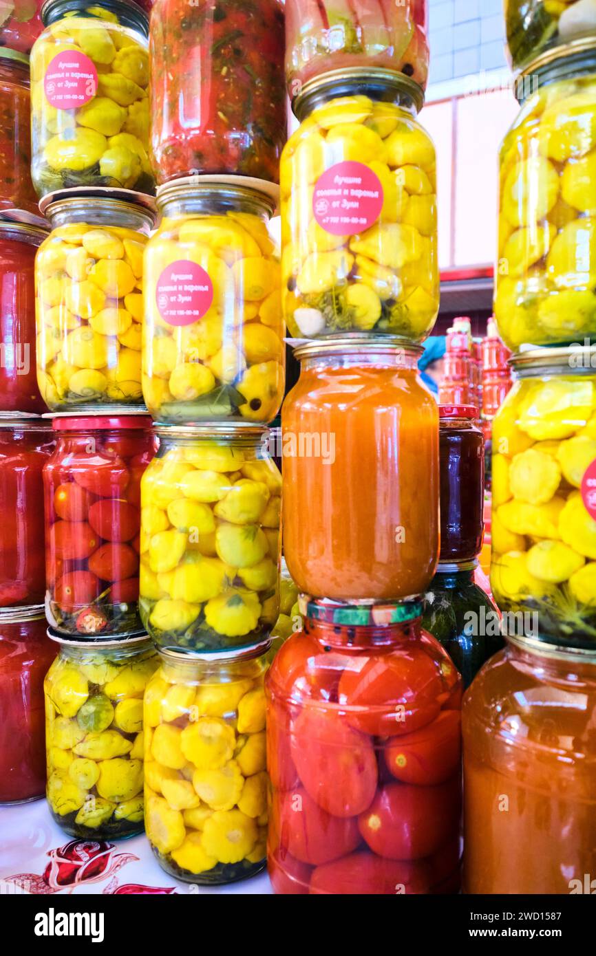 Vista dettagliata di molti vasetti impilati di salse fatte in casa, prodotti sottaceto, tra cui pomodori e mini squash. Presso il principale locale, cibo dell'era sovietica mar Foto Stock