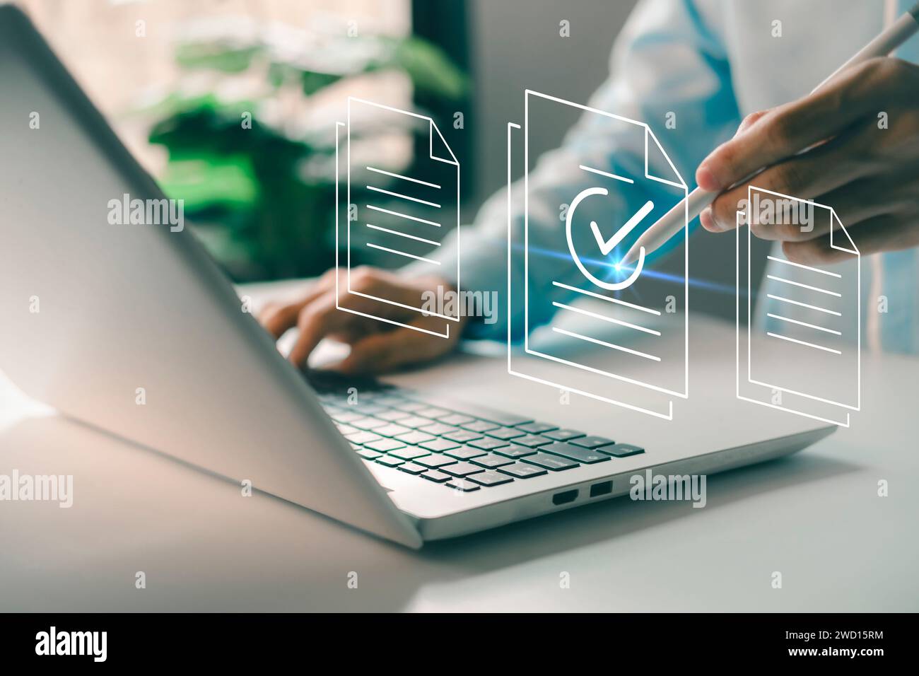 Documento elettronico approvato. Valutazione uomo d'affari per il certificato. Documenti digitali online con firma corretta. Garanzia, garanzia di qualità, standardizzazione Foto Stock