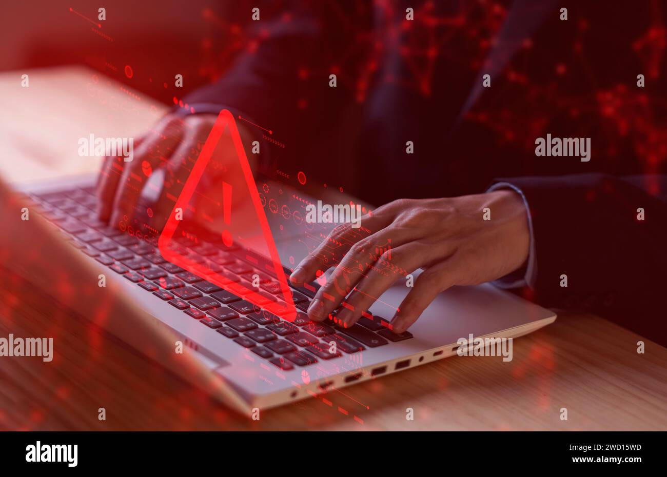 Avviso di violazione del sistema sul notebook (notebook). Attacco informatico alla rete di computer, virus, spyware, malware o software dannoso. Sicurezza informatica e. Foto Stock