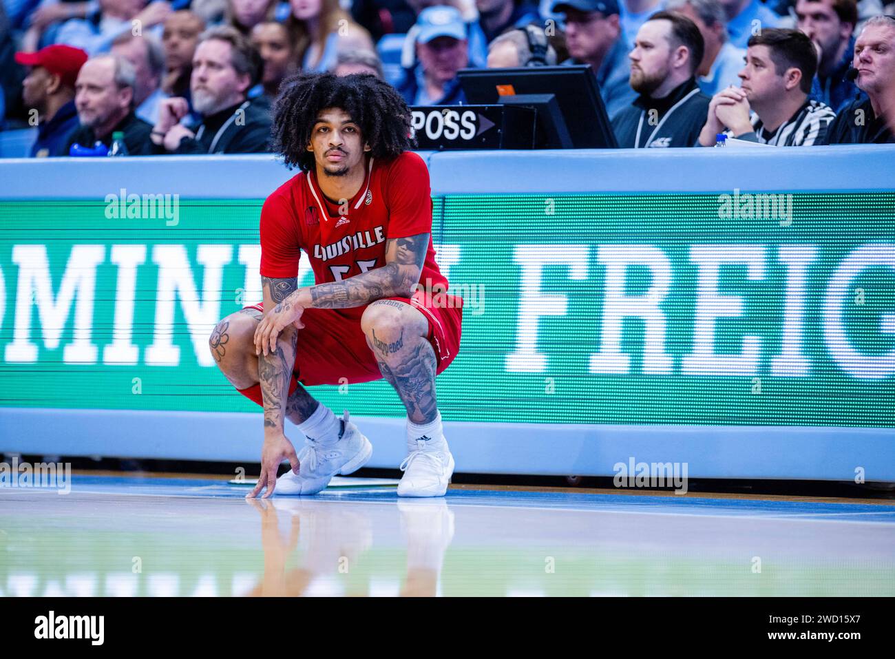 Chapel Hill, North Carolina, Stati Uniti. 17 gennaio 2024. La guardia dei Louisville Cardinals Skyy Clark (55) aspetta di entrare contro i North Carolina Tar Heels nel match di basket NCAA al Dean Smith Center di Chapel Hill, North Carolina. (Scott Kinser/CSM). Credito: csm/Alamy Live News Foto Stock