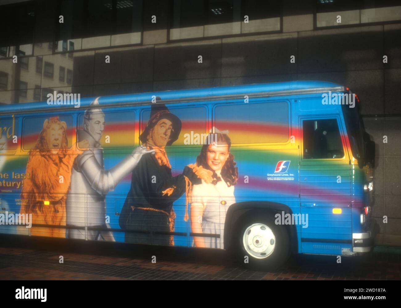 Beverly Hills, California, USA 26 novembre 1996 The Wizard of Oz 50th Anniversary Bus at Event at Planet Hollywood Beverly Hills il 26 novembre 1996 a Beverly Hills, California, USA. Foto di Barry King/Alamy Stock Photo Foto Stock