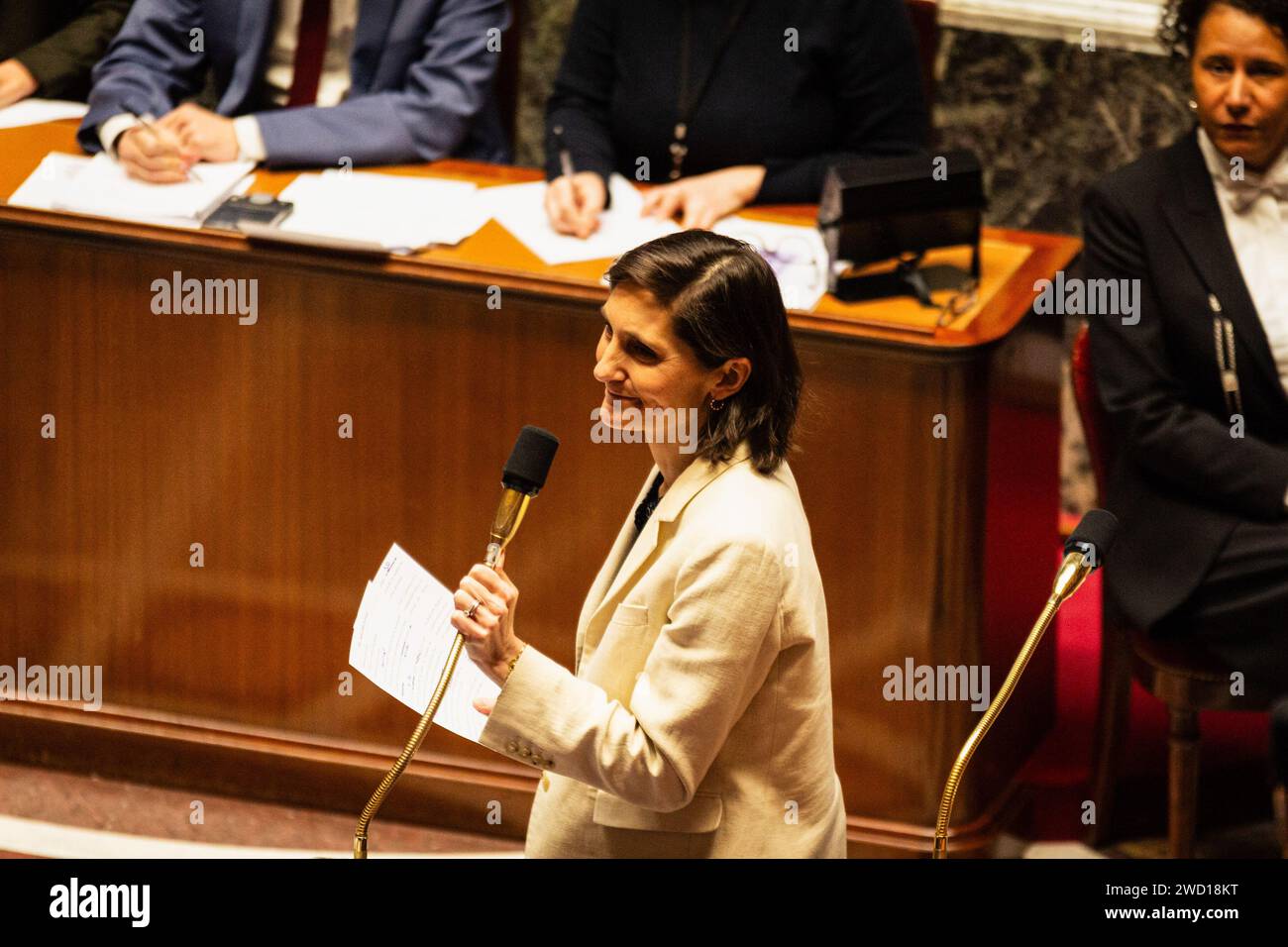 Parigi, Francia. 17 gennaio 2024. Amelie Oudea Castera, Ministro dell'educazione nazionale, della gioventù, dello sport e dei Giochi olimpici e paraolimpici, interviene durante le interrogazioni alla sessione del governo all'Assemblea nazionale. Una sessione settimanale di domande al governo francese all'Assemblea Nazionale al Palais Bourbon di Parigi. Credito: SOPA Images Limited/Alamy Live News Foto Stock