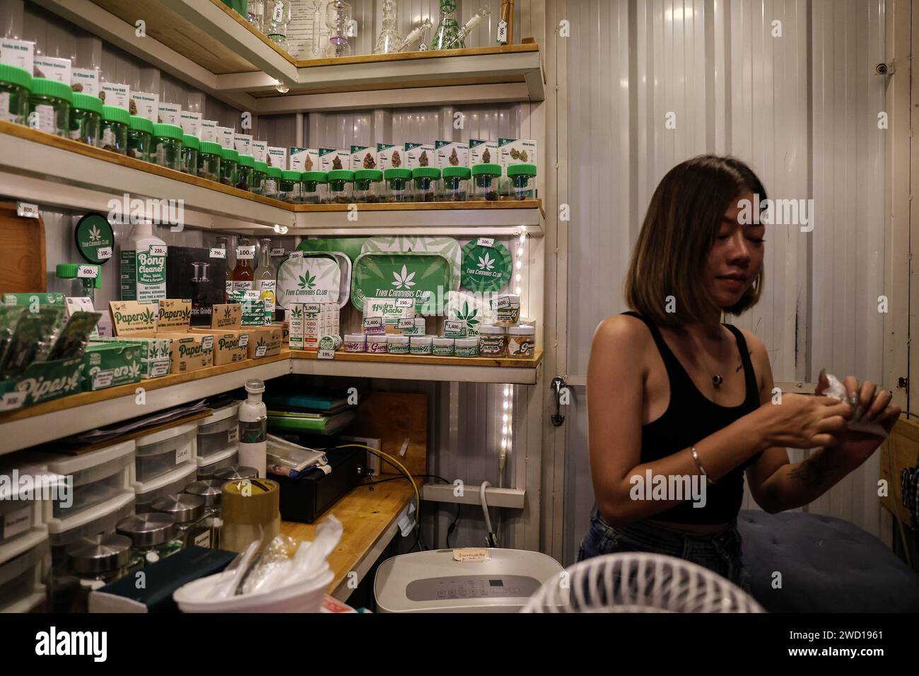 Bangkok, Thailandia. 17 gennaio 2024. Un venditore in un dispensario di cannabis nel distretto di Nana a Bangkok, Thailandia, 17 gennaio 2024. Il nuovo governo thailandese ha introdotto un disegno di legge per modificare l'attuale legislazione sulla cannabis al fine di vietare l'uso ricreativo della cannabis dopo che il paese ha depenalizzato la cannabis ricreativa nel 2022. (Immagine di credito: © Valeria Mongelli/ZUMA Press Wire) SOLO USO EDITORIALE! Non per USO commerciale! Foto Stock