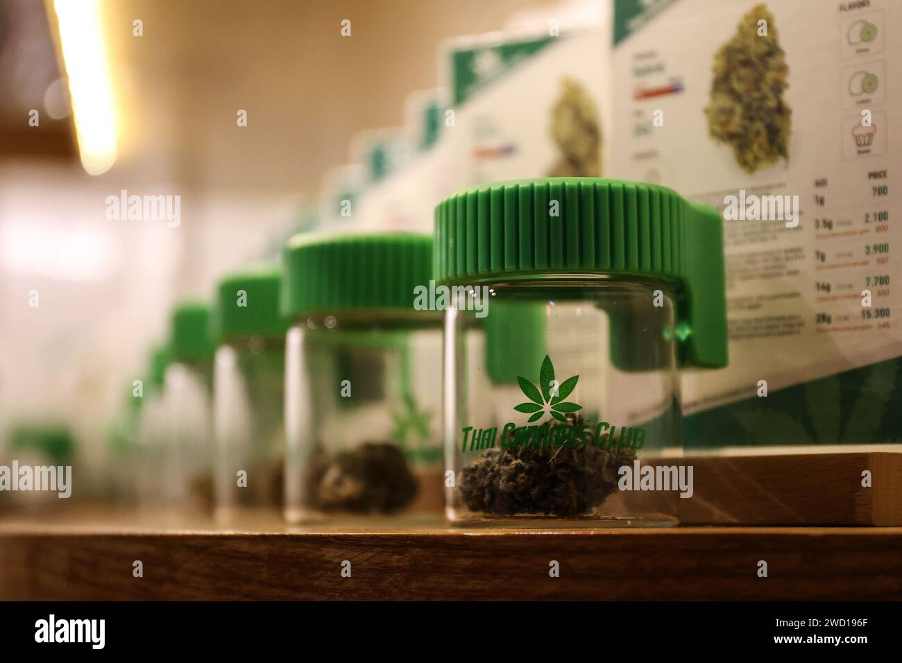 Bangkok, Thailandia. 17 gennaio 2024. Cannabis in vendita in un dispensario di cannabis nel distretto di Nana a Bangkok, Thailandia, 17 gennaio 2024. Il nuovo governo thailandese ha introdotto un disegno di legge per modificare l'attuale legislazione sulla cannabis al fine di vietare l'uso ricreativo della cannabis dopo che il paese ha depenalizzato la cannabis ricreativa nel 2022. (Immagine di credito: © Valeria Mongelli/ZUMA Press Wire) SOLO USO EDITORIALE! Non per USO commerciale! Foto Stock