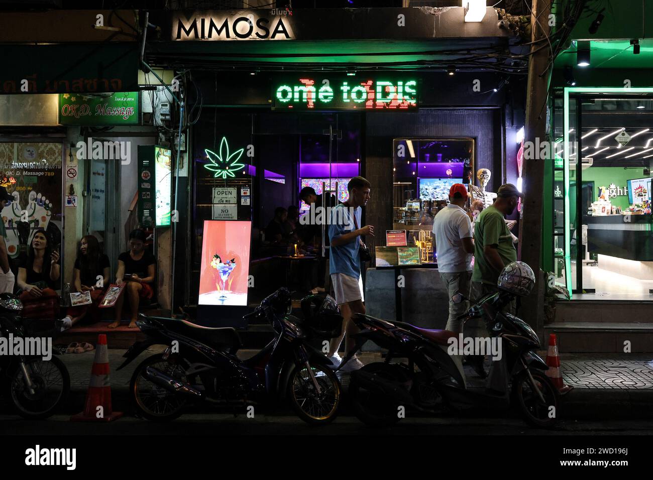 Bangkok, Thailandia. 17 gennaio 2024. La gente passa davanti a un dispensario di cannabis nel quartiere di Nana a Bangkok, Thailandia, 17 gennaio 2024. Il nuovo governo thailandese ha introdotto un disegno di legge per modificare l'attuale legislazione sulla cannabis al fine di vietare l'uso ricreativo della cannabis dopo che il paese ha depenalizzato la cannabis ricreativa nel 2022. (Immagine di credito: © Valeria Mongelli/ZUMA Press Wire) SOLO USO EDITORIALE! Non per USO commerciale! Foto Stock