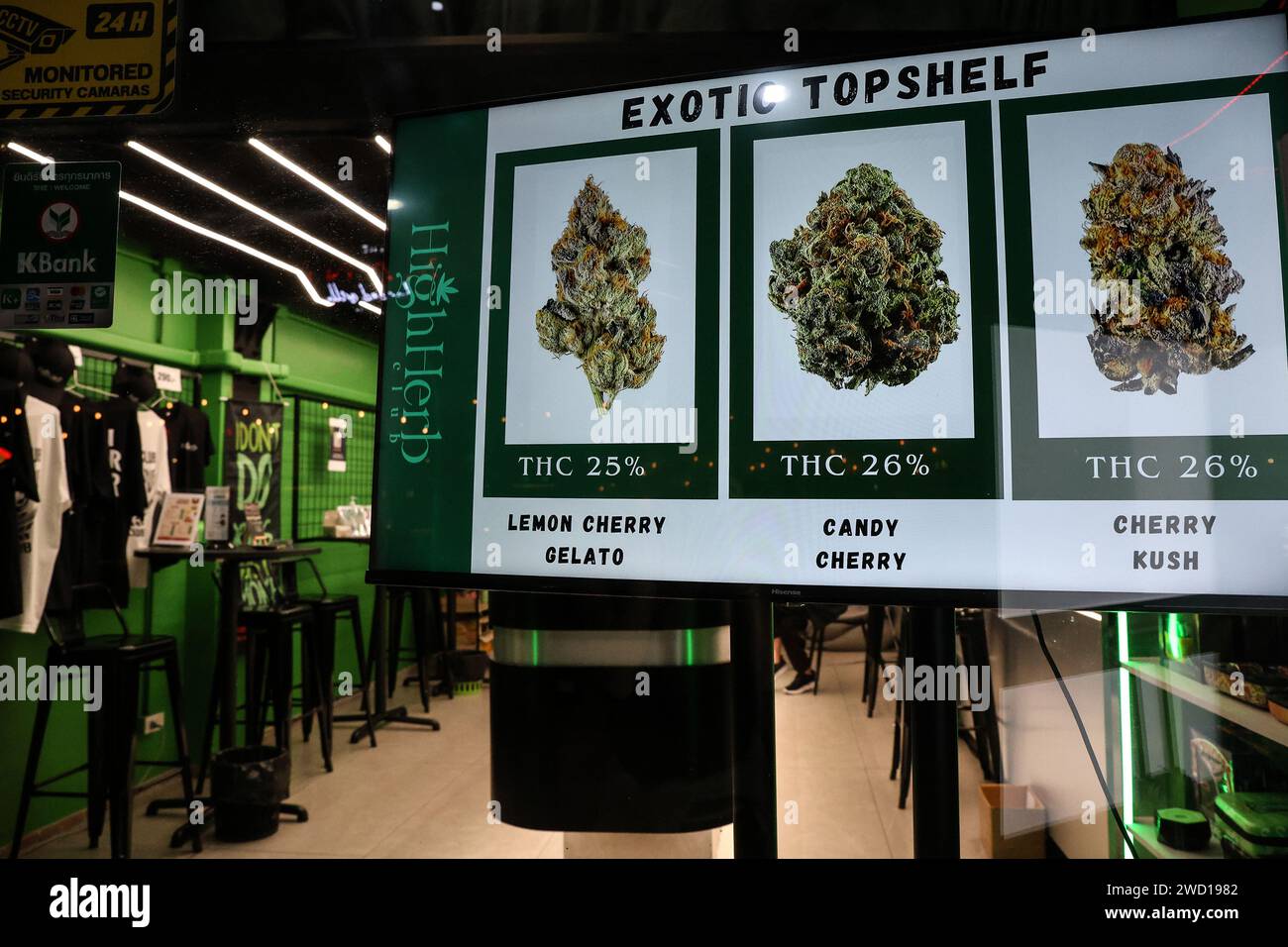 Bangkok, Thailandia. 17 gennaio 2024. Diversi tipi di cannabis in vendita sono pubblicizzati al di fuori di un dispensario di cannabis nel distretto di Nana a Bangkok, Thailandia, 17 gennaio 2024. Il nuovo governo thailandese ha introdotto un disegno di legge per modificare l'attuale legislazione sulla cannabis al fine di vietare l'uso ricreativo della cannabis dopo che il paese ha depenalizzato la cannabis ricreativa nel 2022. (Immagine di credito: © Valeria Mongelli/ZUMA Press Wire) SOLO USO EDITORIALE! Non per USO commerciale! Foto Stock