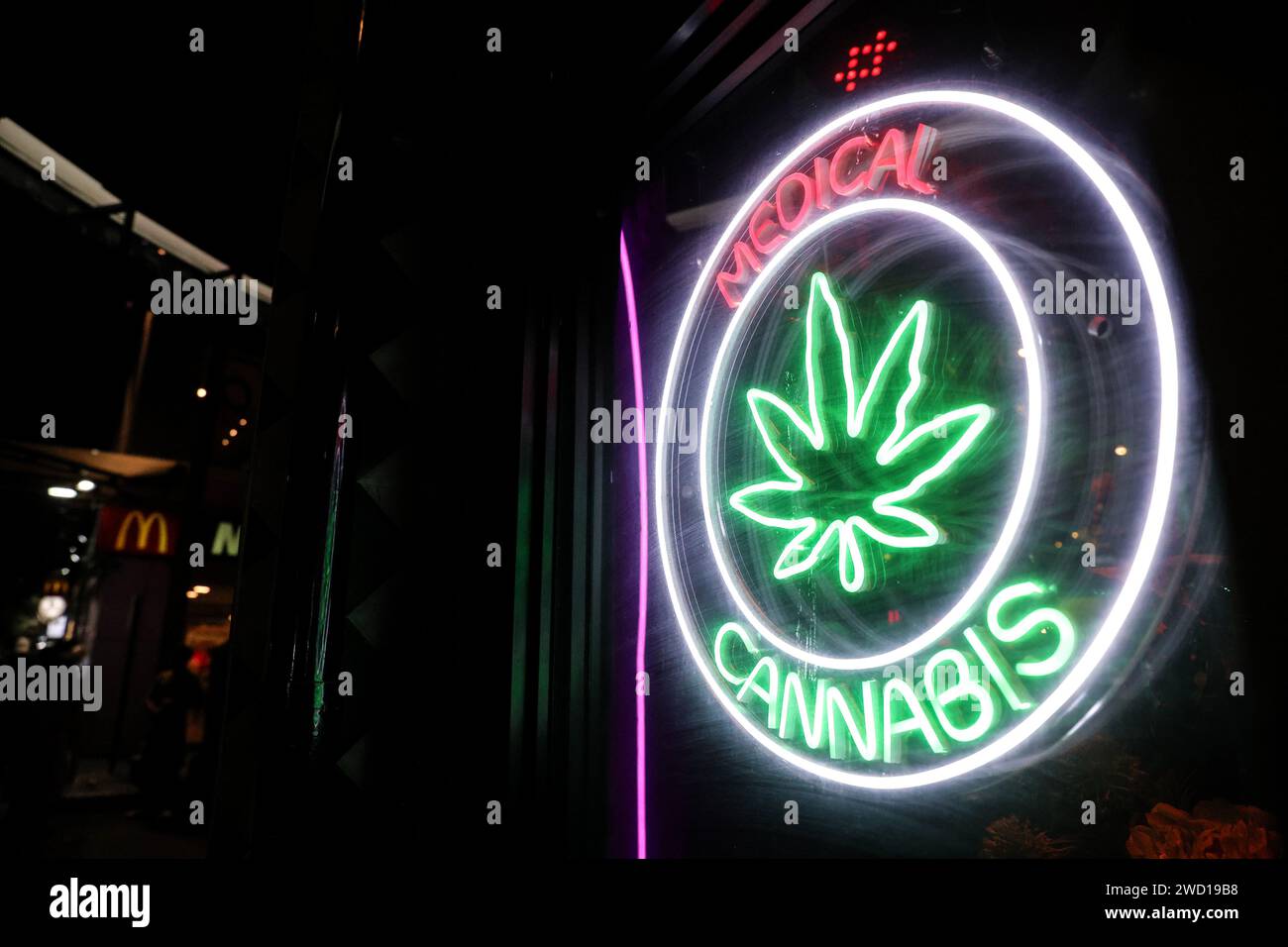 Bangkok, Thailandia. 17 gennaio 2024. Cartellonistica con "cannabis medica" in un dispensario di cannabis nel distretto di Nana a Bangkok, Thailandia, 17 gennaio 2024. Il nuovo governo thailandese ha introdotto un disegno di legge per modificare l'attuale legislazione sulla cannabis al fine di vietare l'uso ricreativo della cannabis dopo che il paese ha depenalizzato la cannabis ricreativa nel 2022. (Immagine di credito: © Valeria Mongelli/ZUMA Press Wire) SOLO USO EDITORIALE! Non per USO commerciale! Foto Stock