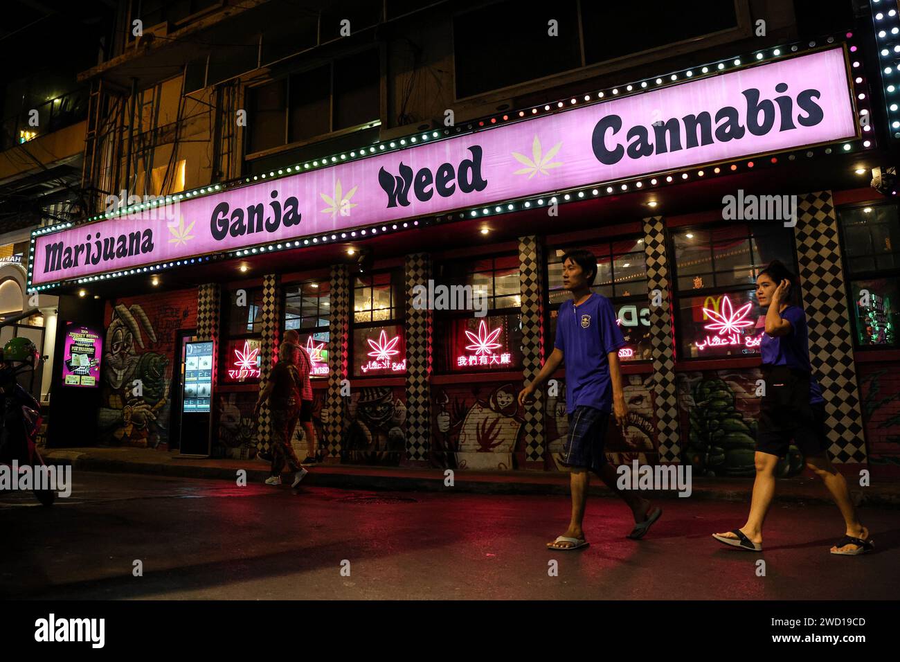 Bangkok, Thailandia. 17 gennaio 2024. La gente passa davanti a un dispensario di cannabis nel quartiere di Nana a Bangkok, Thailandia, 17 gennaio 2024. Il nuovo governo thailandese ha introdotto un disegno di legge per modificare l'attuale legislazione sulla cannabis al fine di vietare l'uso ricreativo della cannabis dopo che il paese ha depenalizzato la cannabis ricreativa nel 2022. (Immagine di credito: © Valeria Mongelli/ZUMA Press Wire) SOLO USO EDITORIALE! Non per USO commerciale! Foto Stock