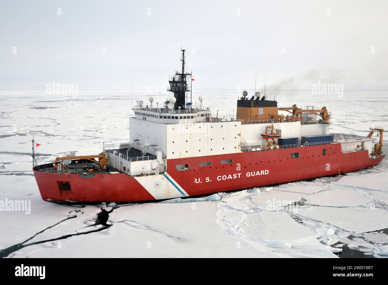 La guardia costiera Cutter Healy rompe il ghiaccio nell'Oceano Artico. Foto Stock