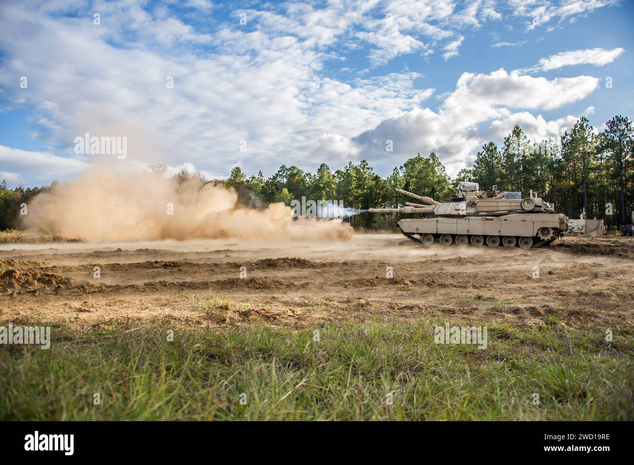 Un serbatoio M1A2 SEP Abrams si attiva durante un test di screening di precisione sotto tensione. Foto Stock