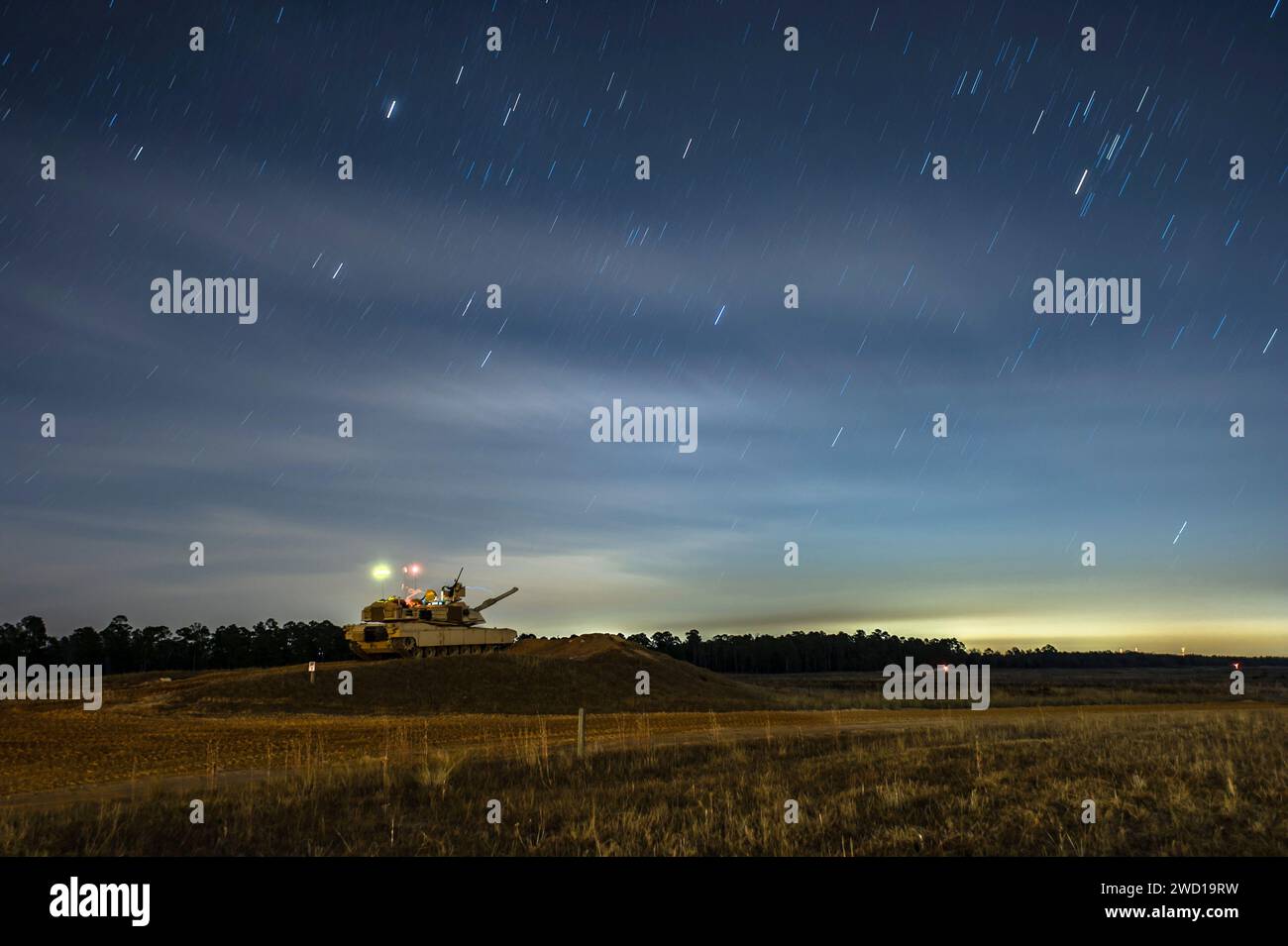 Un carro armato M1A2 SEP Abrams è pronto a sparare di notte, Fort Stewart, Georgia. Foto Stock