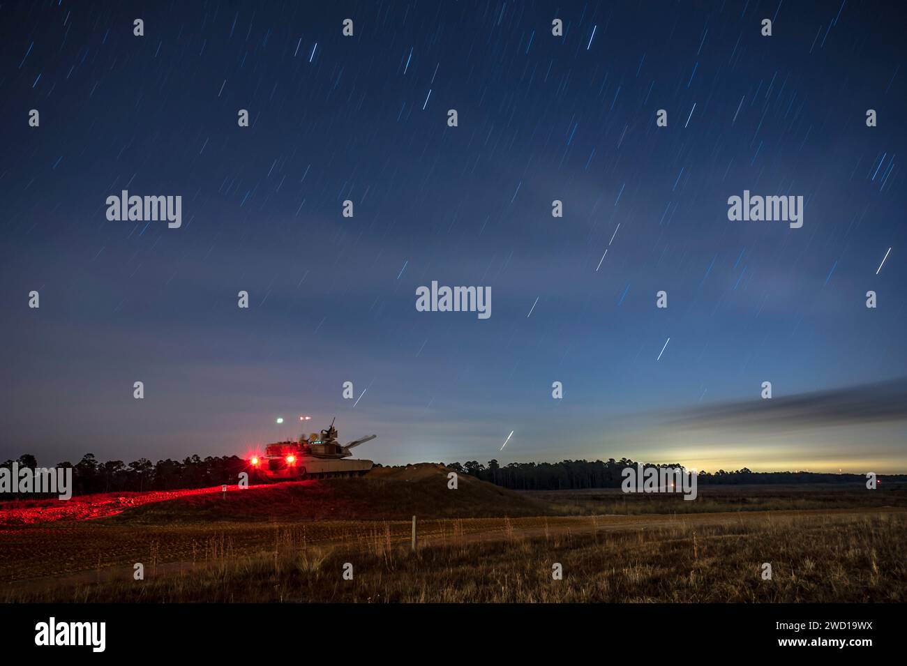 Un carro armato M1A2 SEP Abrams è pronto a sparare di notte, Fort Stewart, Georgia. Foto Stock