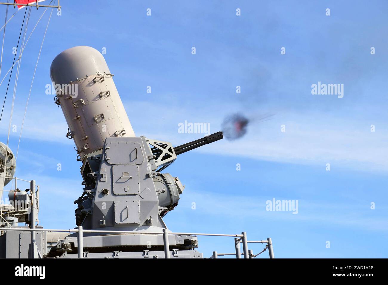 Un sistema d'arma MK-15 Phalanx vicino a bordo della USS Hue City che sparava contro un bersaglio. Foto Stock