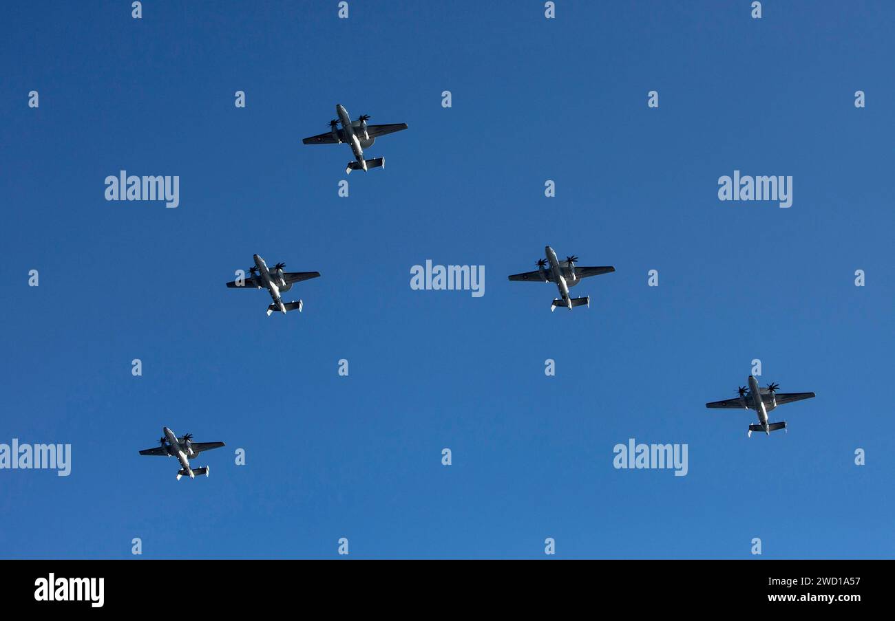 Cinque e-2D Advanced Hawkeyes volano in una formazione a V. Foto Stock